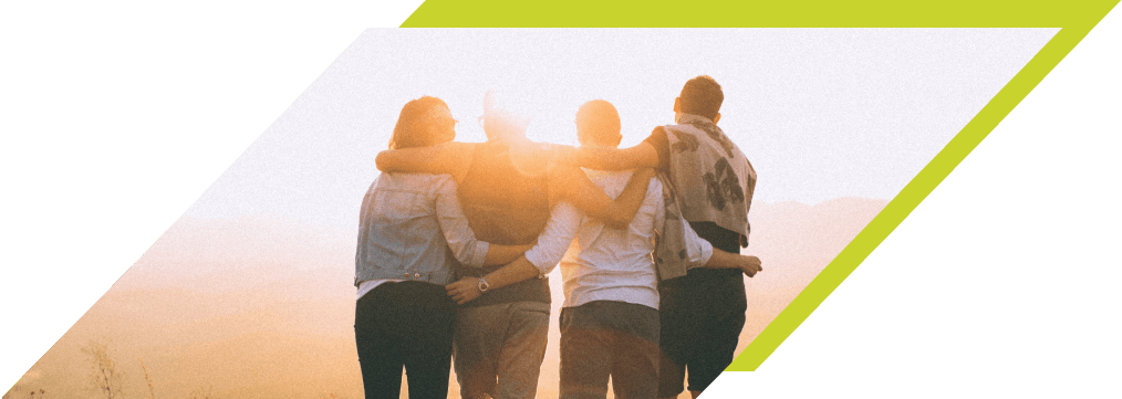 Photographie d'une famille qui semble heureuse. Métaphore de la sérénité procurée par l''assurance vie proposée par Baltis